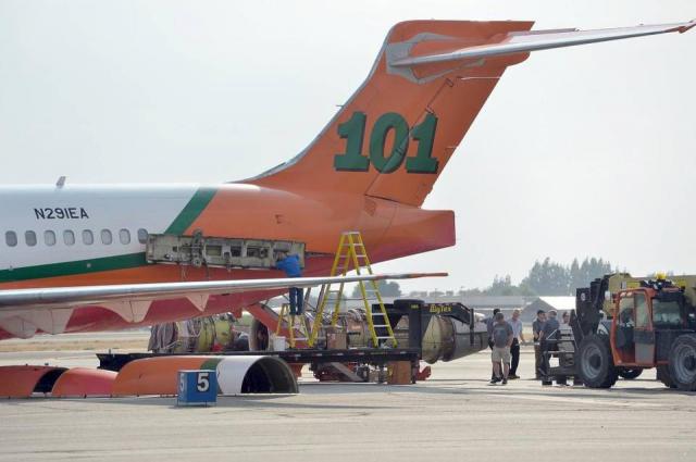 Un avion de lutte incendie perd des pièces de réacteur