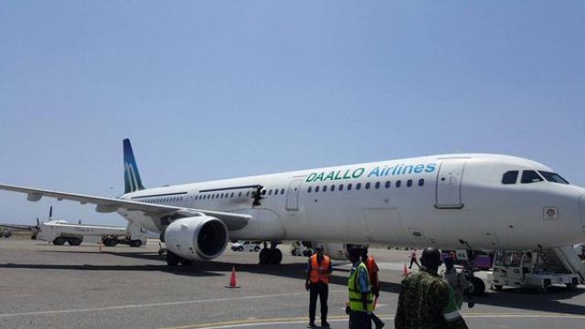 Un avion de Daallo se pose avec un trou dans le fuselage