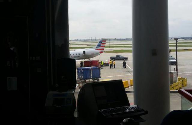 Un avion de American heurté par un chariot à bagages