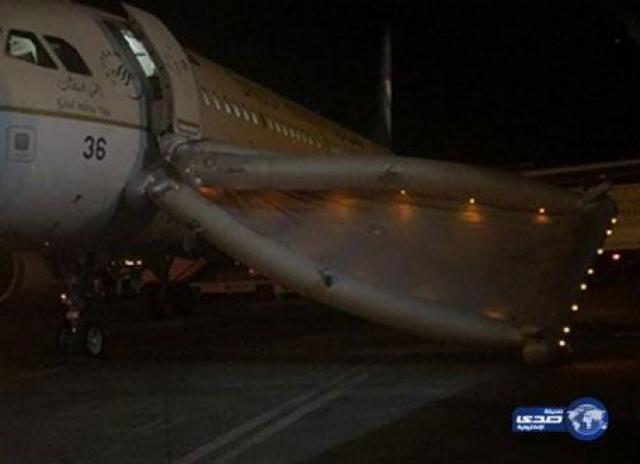 Ouverture accidentelle de toboggan d'un avion de Saudi