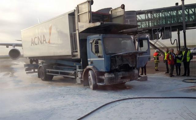 Un camion de catering prend feu à côté d'un avion Air France