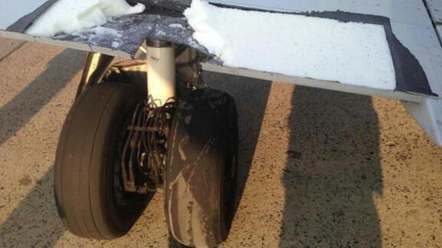 Pneu éclaté et aile endommagée sur un avion de Delta