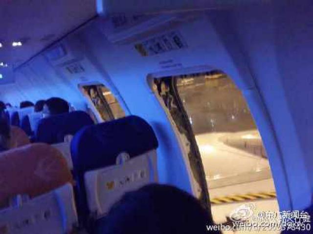 Vingt-cinq passagers de China Eastern ouvrent les issues