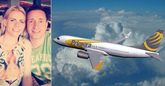 Un passager répare l'avion de Primera Air en Espagne