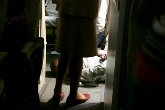 Un passager violent attaché dans un avion de Emirates