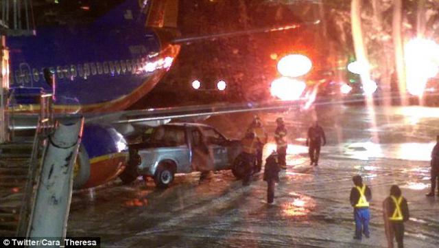Un véhicule de piste heurte un avion de Southwest au parking