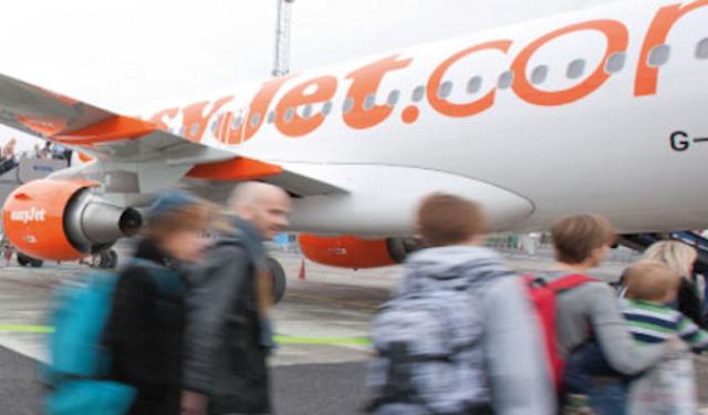 Un employé d'EasyJet traite un passager «d'enc.. de sa mère»