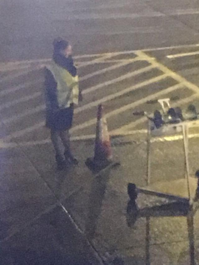 Un avion de British roule sur un cône de signalisation