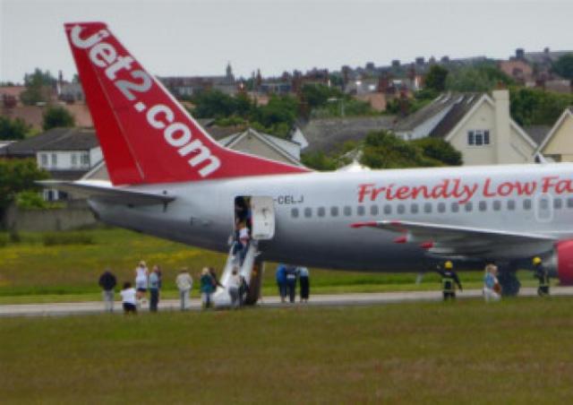 Évacuation cause fumée sur le train d'un avion de Jet2com