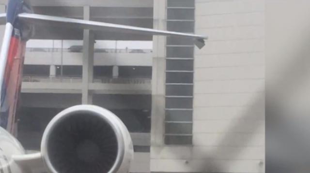Un avion de Delta Airlines heurte un bâtiment de l'arrière