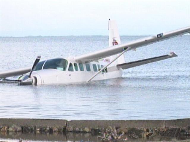 Panne moteur au posé, l'avion de Tropic Air finit dans l'eau