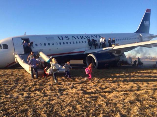 Sortie de piste d'un avion de US Airways au décollage