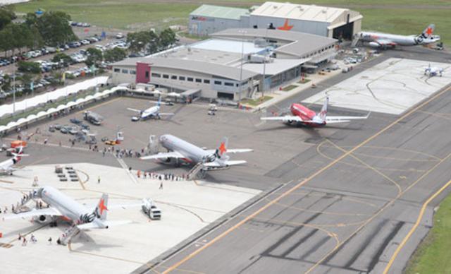 Deux avions de JetStar abîmés par de la mousse anti-incendie