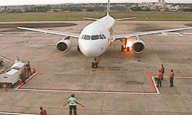 Feu de freins à l'arrivée aux parkings d'un avion de TAM