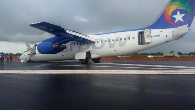 Atterrissage sur le nez d'un avion de Starbow Ghana