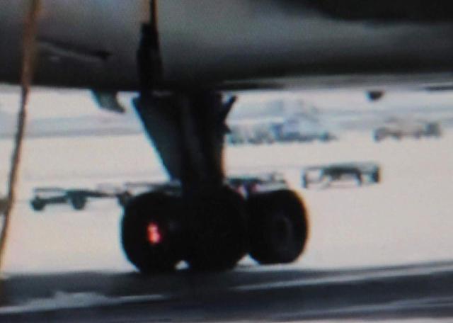 Le train d'un avion de Azerbaijan Airlines prend feu au sol