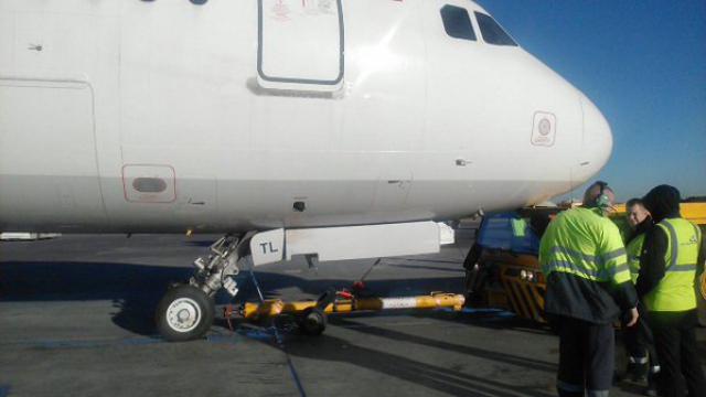 Train cassé au repoussage d'un avion de Kogalymavia