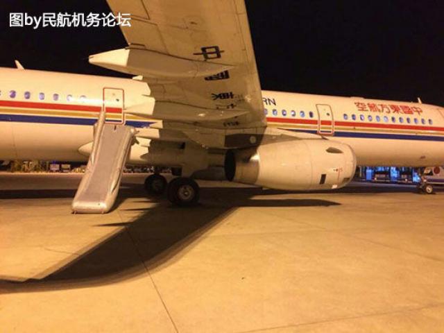 Ouverture inopinée de toboggan sur un avion de China Eastern
