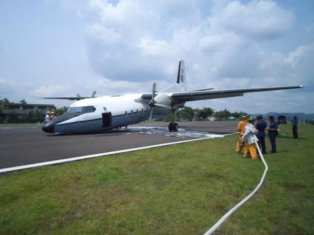 Perte de roulette de nez pour un avion de l'armée philippine