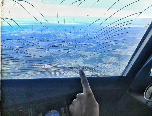 Le pare-brise d'un avion de Nouvelair se fissure en vol