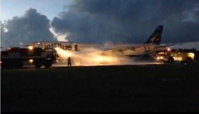 Évacuation d'un avion de JetBlue cause feu moteur au départ