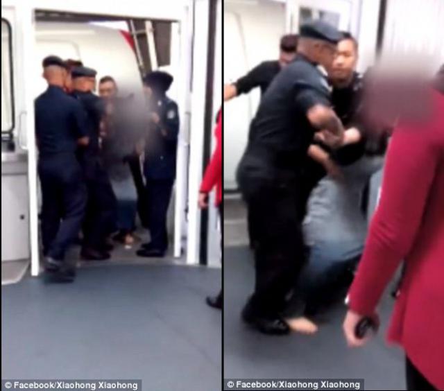 Une passagère essaye d'ouvrir la porte d'un avion de AirAsia