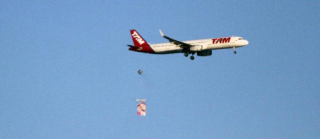 Un ballon commémoratif frôle un avion de TAM à l'arrivée