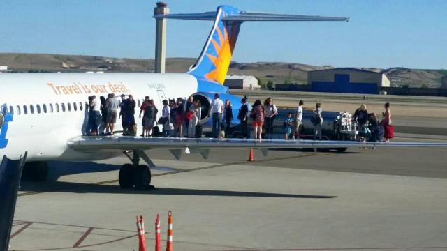 Les passagers ouvrent les issues de l'avion de Allegiant Air