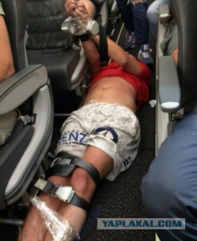 Un passager incontrôlable ligoté dans un avion de S7 Airline