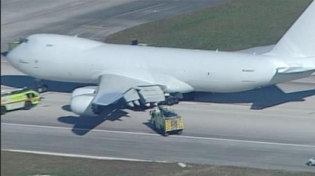 Retour cause pneus éclatés d'un avion-cargo de Atlas Air