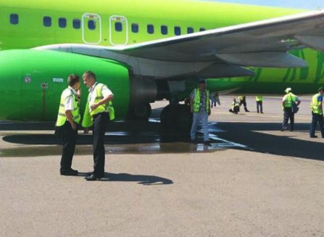 Un avion de Globus Airlines s'enfonce dans un taxiway