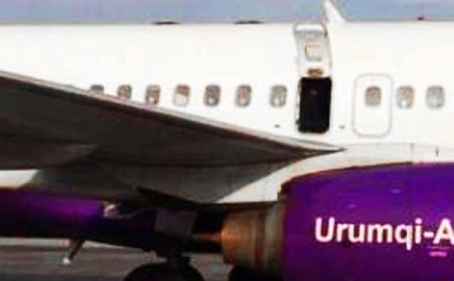 Un passager de Urumqi Airlines ouvre une issue de secours