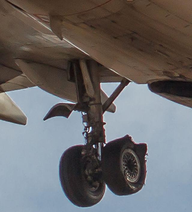Retour cause pneu éclaté au décollage d'un avion de SAS