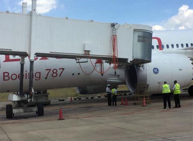 Un avion de Ethiopian heurte une passerelle au roulage