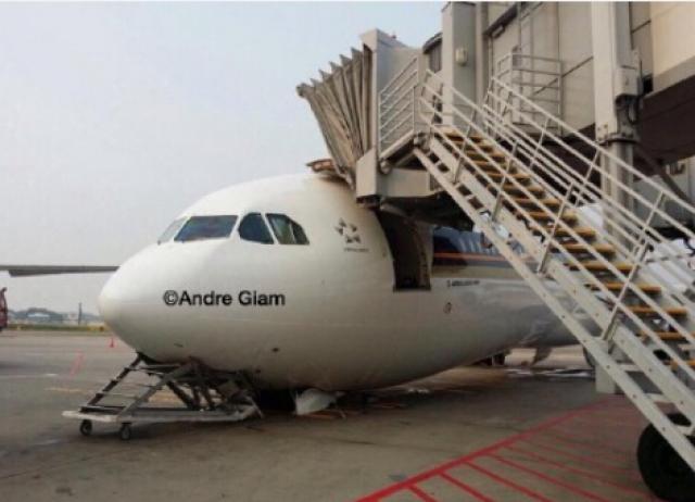 Un avion de Singapore Airlines tombe sur le nez au parking