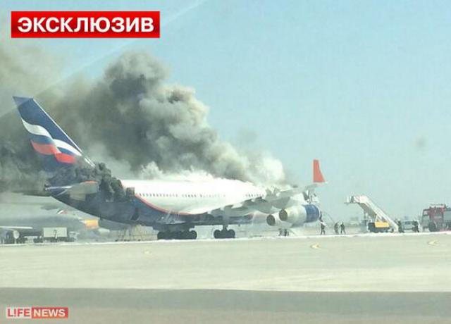 Un avion d'Aeroflot parqué à Sheremetyevo prend feu