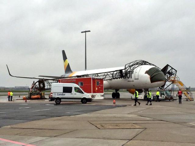 Un mat d'éclairage tombe sur un avion de Condor Airlines