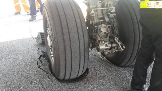 Un avion de Thai Lion reste bloqué dans un trou sur la piste