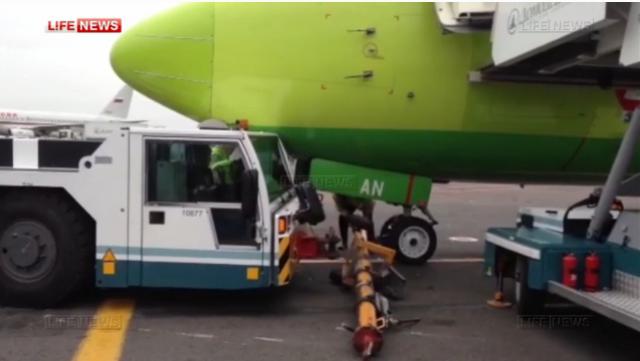 Un avion de S7 Airlines heurté par un tracteur de piste