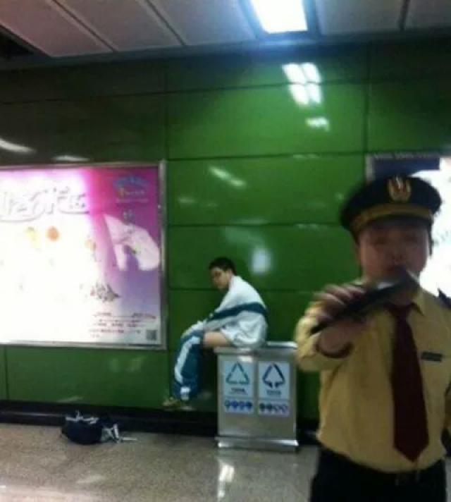 Douze ouvertures de portes par des passagers chinois