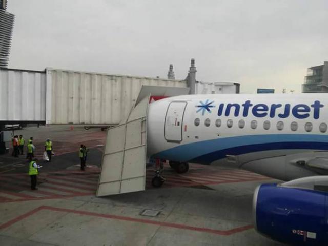 Un avion de InterJet percute une passerelle d'embarquement