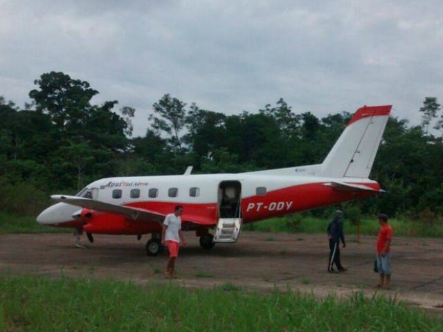 Un avion de Apui Taxi Aero casse la roue avant de son train