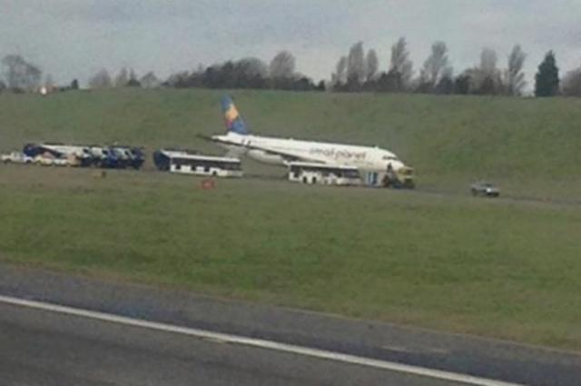 Sortie de taxiway d'un avion de Small Planet Airlines