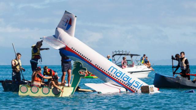 Un MH370 en carton dans une compétition d'embarcations