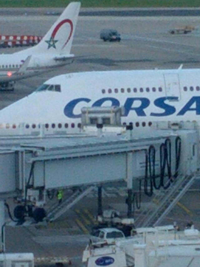 Ouverture de toboggan au sol dans un avion de Corsairfly